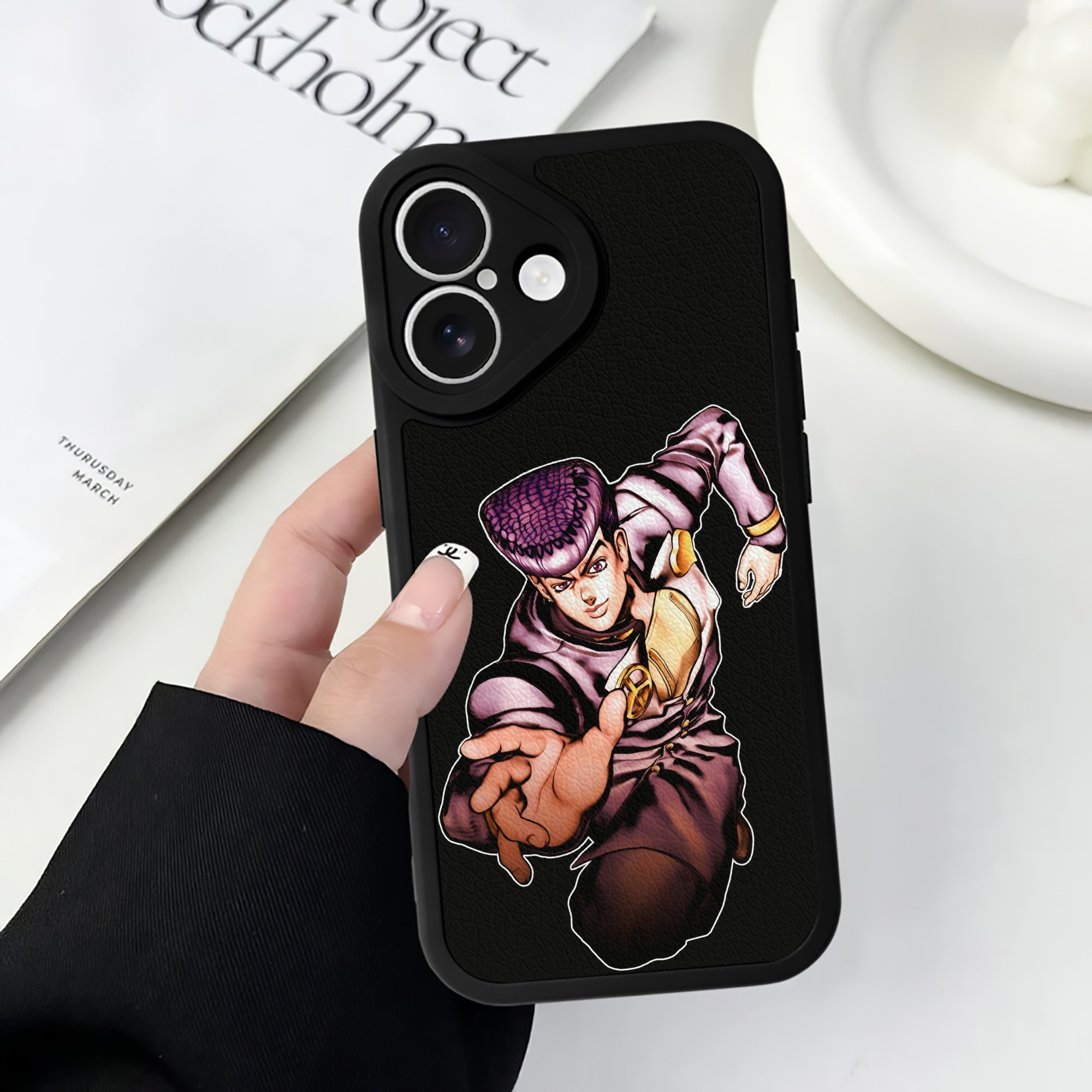 （画像用） ジョジョの奇妙な冒険 ひがしかた じょうすけ JoJo's Bizarre Adventure Higashikata Josuke 【iPhone 16シリーズ対応】シリコンスマホケース（レザー調） 材質：シリコン